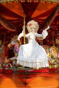 Romantic themed human statue, Queen of the city a living statue for hire in London and the UK.