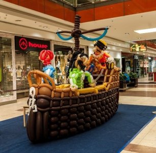 Our talented balloon artists are available for hire for award shows in London & the UK.