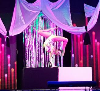 Circus contortionist for events. Book our live acrobatic contortionist for corporate events & award ceremonies in the UK & Italy.