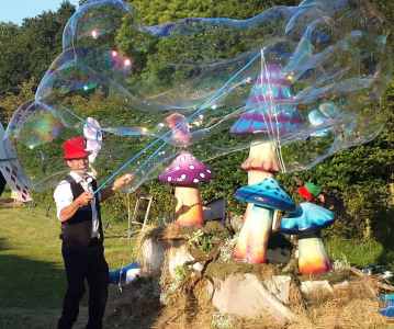 Children's party entertainer for hire. Book our bubble entertainment show for family fun days, children's events or picnic-themed events in the UK.