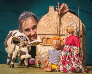 Animal puppet show for hire. Book Jack & the Chatty Beans Puppet Show for picnic events in the UK & London.