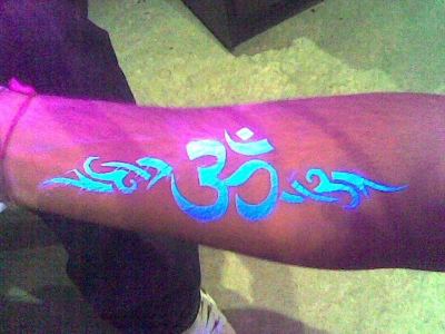 Our talented airbrush artist is available fro hire for gala dinners in London & the UK.