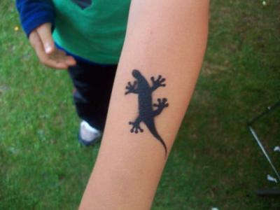 Our creative artist is available for hire for children's parties in London & the UK.
