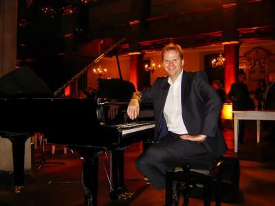 Hire Jon The Pianist for your corporate event in London & the UK.