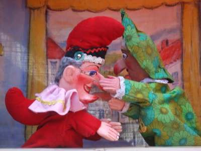 Street theatre show for hire. Book our Punch & Judy Show for family fun days in the UK & London.