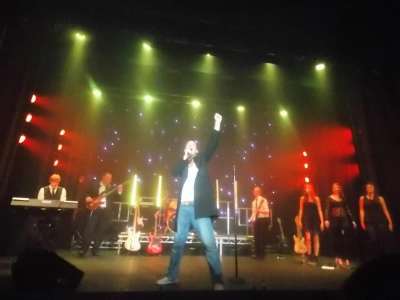 Robbie Williams Tribute Act for hire. Book our celebrity lookalike for corporate events in the UK & London.
