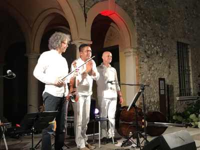 These swing musicians are available to hire for weddings