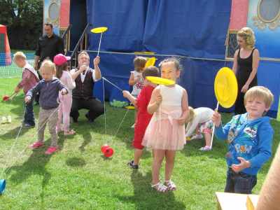 Magic Show for hire. Book our Travelling Magician for children's parties in London & the UK.