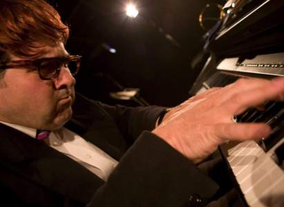 Hire our classical comedy pianist in London for corporate events.