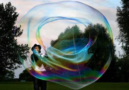 Bubble Man for hire. Book our children's performer for shopping centre events in London & the UK.