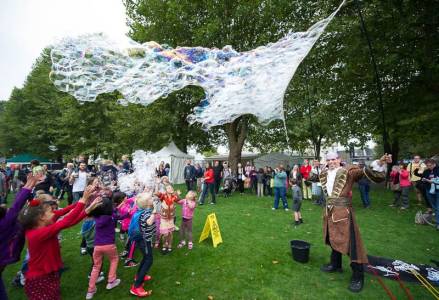 UK-based professional bubbleologist available to book for kid's festivals.