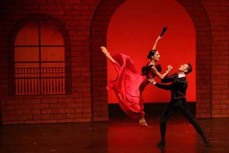 Spanish-themed ballet dancers for hire. Book our themed dancing ballerinas for gala dinners, award ceremonies or corporate events in London & Dubai.