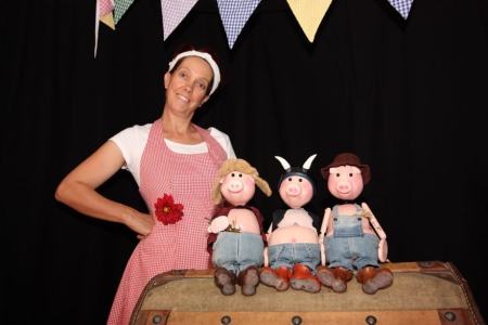 Children's puppeteer for hire. Book our 3 Little Pigs Puppet Show for family fun days in the UK & London.