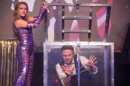 Escape artist magician for hire in the UK.