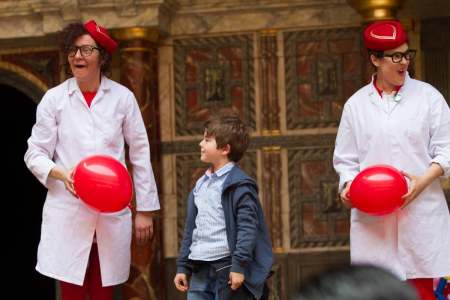 Balloon Show for hire. Book our Creative Balloon Modellers for shopping centre events in the UK & London.