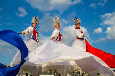 British-themed stilt walkers for hire. Book our British Beauty Stilt Walkers for Easter-themed events in the UK & London.