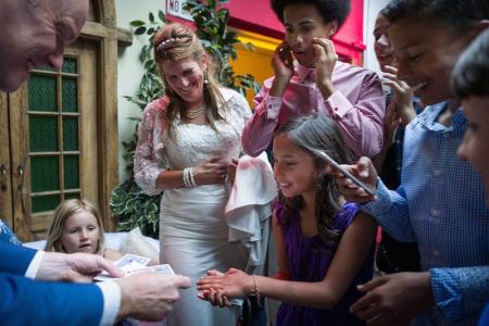 Close up magician for hire in London and the UK.