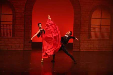 UK-based themed ballet dance show for hire for gala dinners.