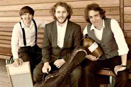 Buskers for hire. Our 1920's jazz band is available to book for family fun days in London & the UK.