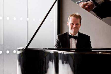 Book Jon the Pianist for your private party in London & the UK.