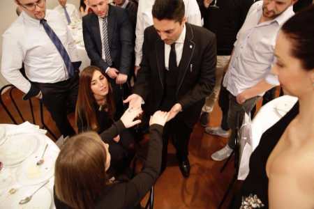 Italian Mentalist for hire. Book our mindreader for gala dinners in the UK & London.
