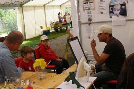 Caricaturist for hire. Book our artistic performer for brand activations in London & the UK.