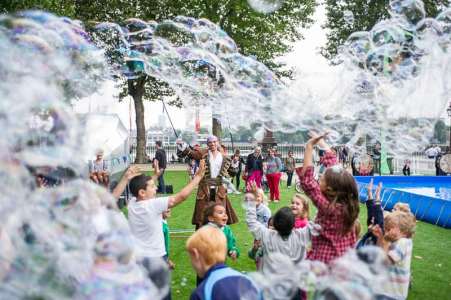 Book our bubble performer for family fun days in Brighton.