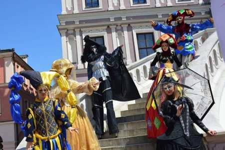 As a circus entertainment agency we have brought you an impactful stilt walking show