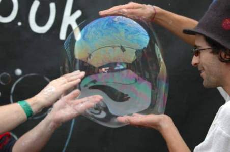 Bubble Performer for hire. Book our Bubble Man for family fun days in London & the UK.