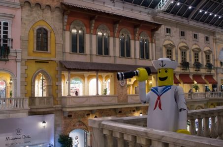 Children's walkabout entertainment for hire. Book our Brick Men for corporate events in the UK & London.