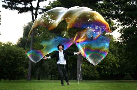 Bubble Man for hire. Our Bubble Man is available to book for children's parties, family fun days or shopping centre events in London & the UK.
