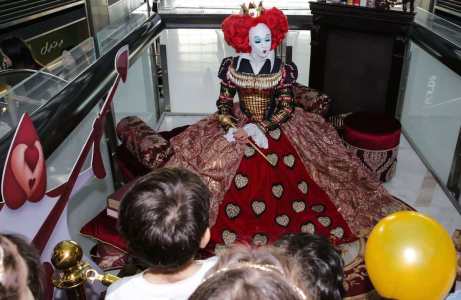 Alice in Wonderland-themed Treasure Hunt for hire. Book our walkabout Queen of Hearts for Alice in Wonderland-themed events in the UK & London.