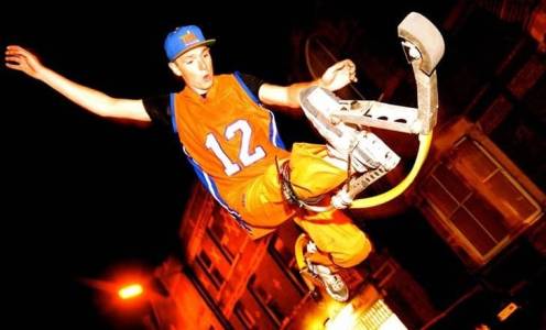 Bouncy stilt walkers for hire. Book our acrobatic basketball performers for family fun days in London & the UK.
