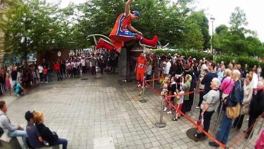 Acrobatic bouncy stilt walkers for hire. Book our Bouncy Basketball Acrobats for corporate events in the UK & London.
