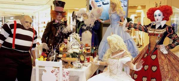Alice in Wonderland Treasure Hunt for hire. Book our Alice in Wonderland walkabout characters for children's parties in the UK & London.