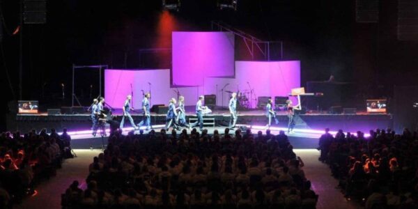 Acrobatic-Stage-Show-Performers