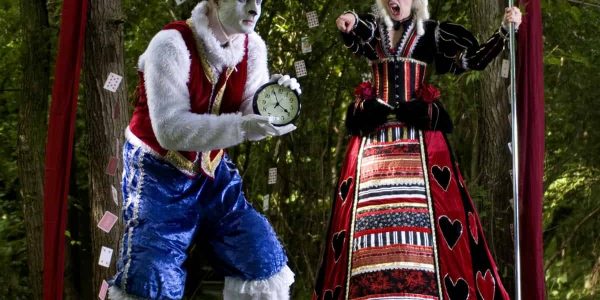 Alice-In-Wonderland-Stilt-Walkers