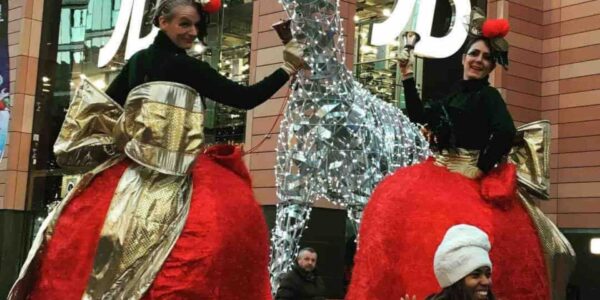 Christmas-Stilt-Performers-Entertaining-Guests