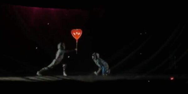 Dancers-Interacting-With-Video-Mapping-Elements