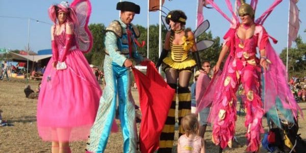 El-Matador-Stilt-Performer-Family-Fun-Day