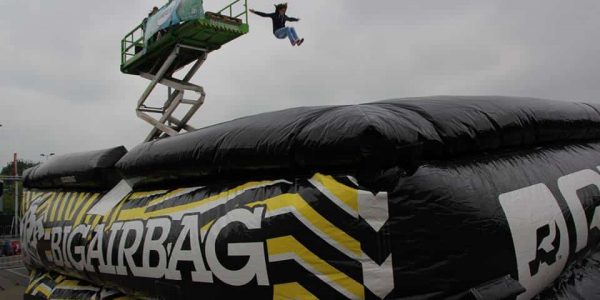 Giant-Free-Fall-Airbag
