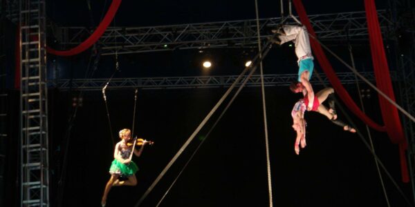 Acrobatic-Show-With-Aerial-Musicians