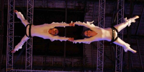 Aerial-Performers-On-Trapeze