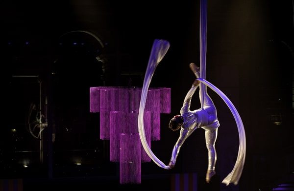 Aerial-Silk-Performer Aerial-Silk-Performer