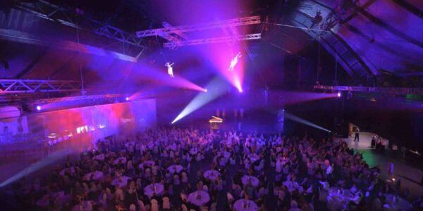 Aerial-Trapeze-Above-Crowd