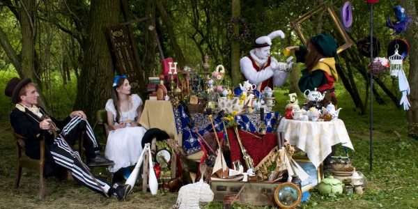 Alice-In-Wonderland-Character-Group