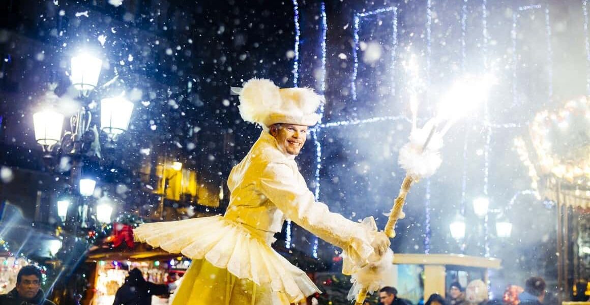 Bespoke-Christmas-Stilt-Walker-Illuminated