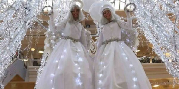 Christmas-Stilt-Walker-Shopping-Centre-Entertainers