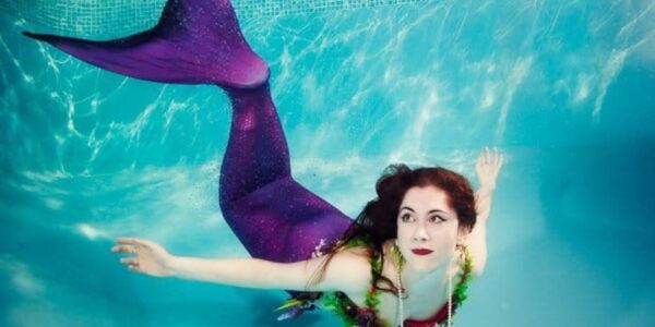 Diving-Real-Mermaid-Under-Water