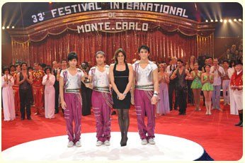 Flying-Poles-Acrobatic-Show